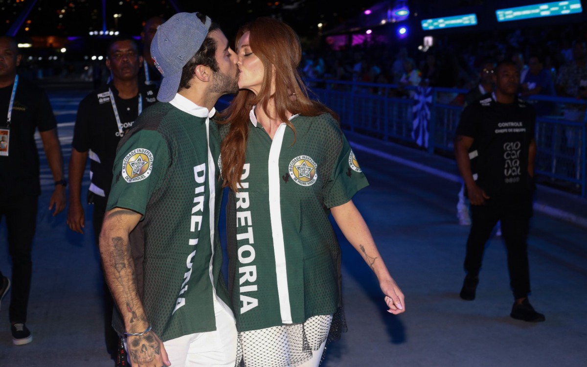 Pedro Scooby e Cintia Diecker desfilaram pela Mocidade nesta madrugada