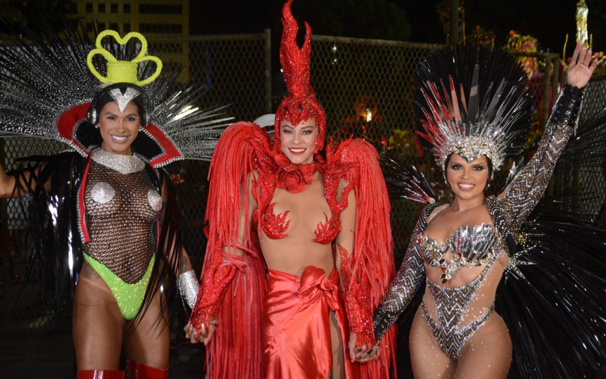 Pocah e Paolla Oliveira na concentra&ccedil;&atilde;o da Grande Rio