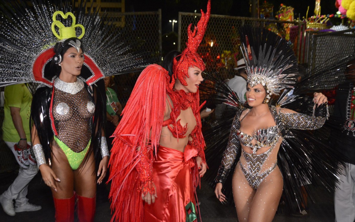 Paolla Oliveira est&aacute; na concentra&ccedil;&atilde;o da Grande Rio