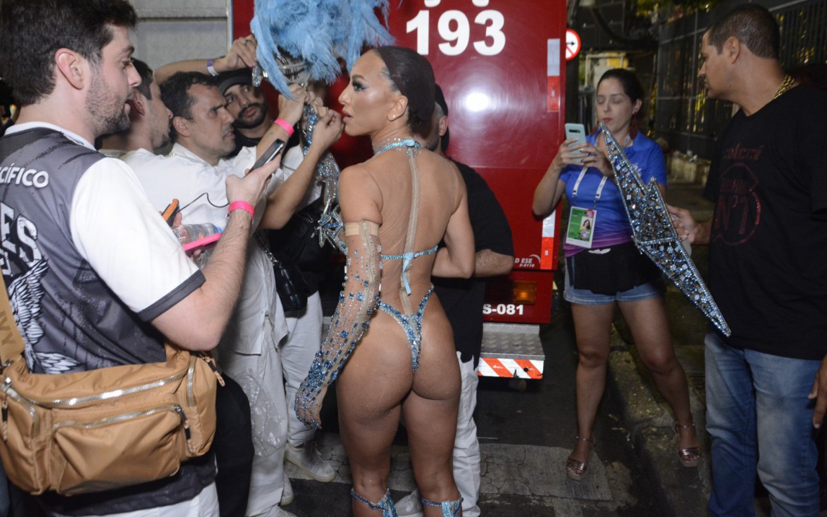 Depois de desfilar na Gavi&otilde;es da Fiel, Sabrina Sato chega &agrave; Marqu&ecirc;s de Sapuca&iacute; para desfilar pela Grande Rio