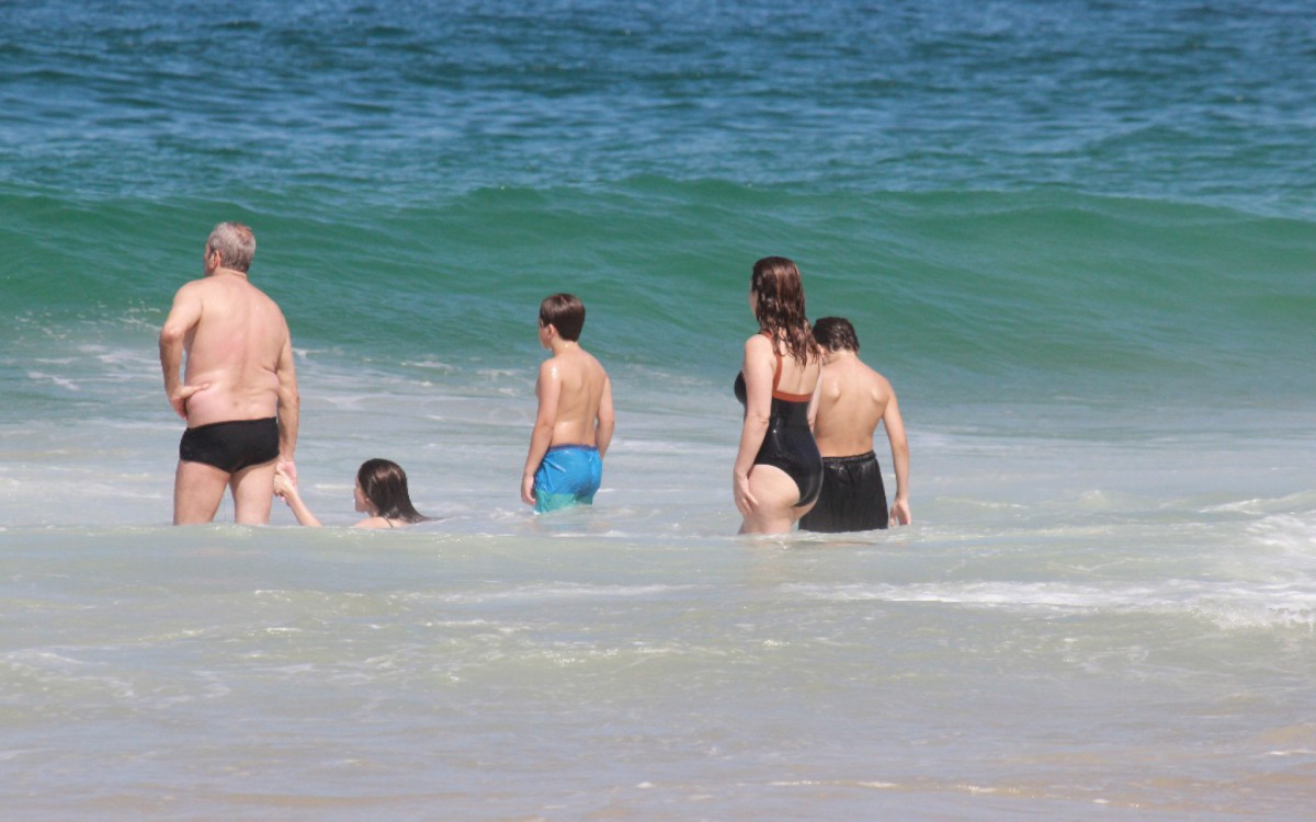Claudia Abreu curte dia ensolarado com a fam&iacute;lia