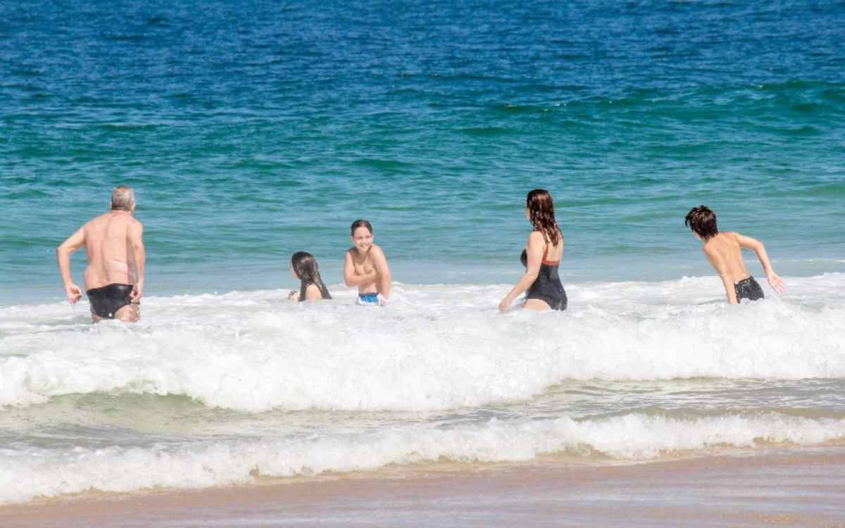 Claudia Abreu curte dia ensolarado com a fam&iacute;lia