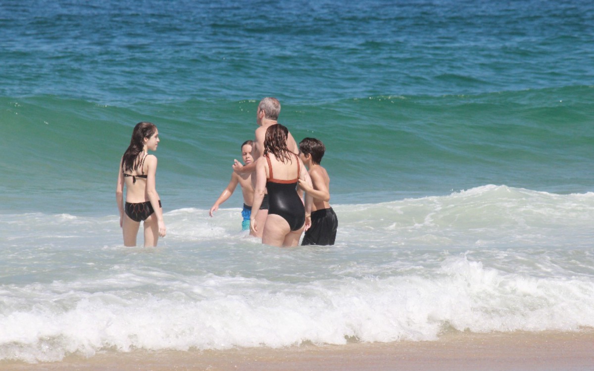 Claudia Abreu curte dia ensolarado com a fam&iacute;lia