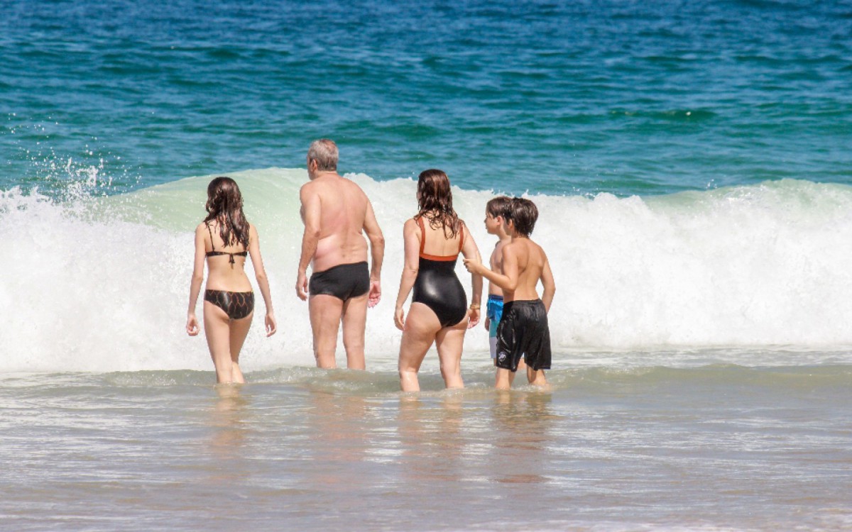 Claudia Abreu curte dia ensolarado com a fam&iacute;lia