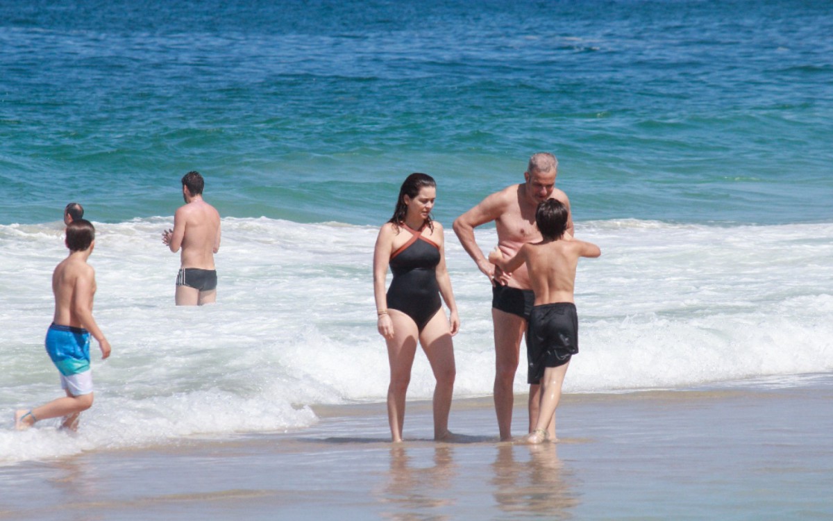 Claudia Abreu curte dia ensolarado com a fam&iacute;lia