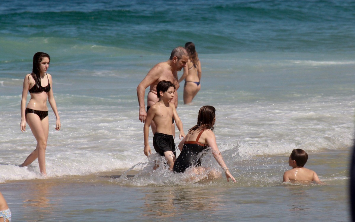Claudia Abreu curte dia ensolarado com a fam&iacute;lia