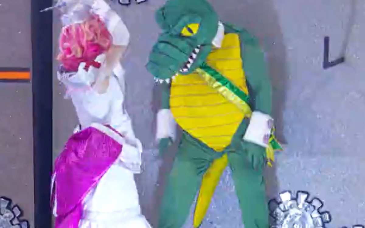 'Jair Bolsonaro' toma vacina e vira jacar&eacute; em desfile da Rosas de Ouro