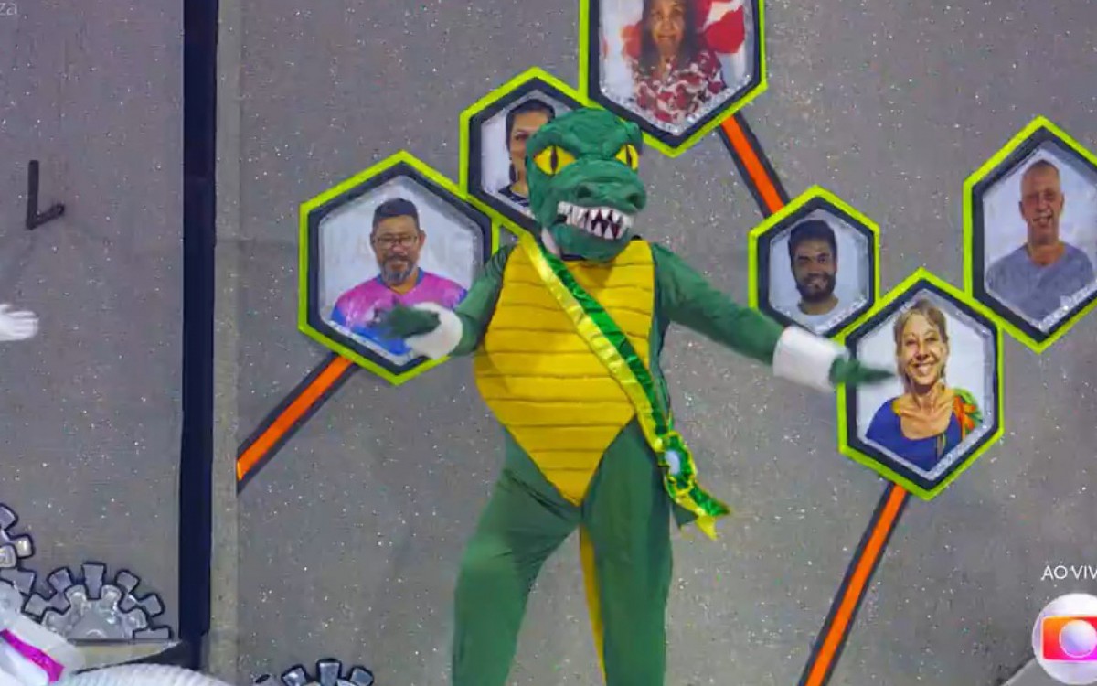 'Jair Bolsonaro' toma vacina e vira jacar&eacute; em desfile da Rosas de Ouro