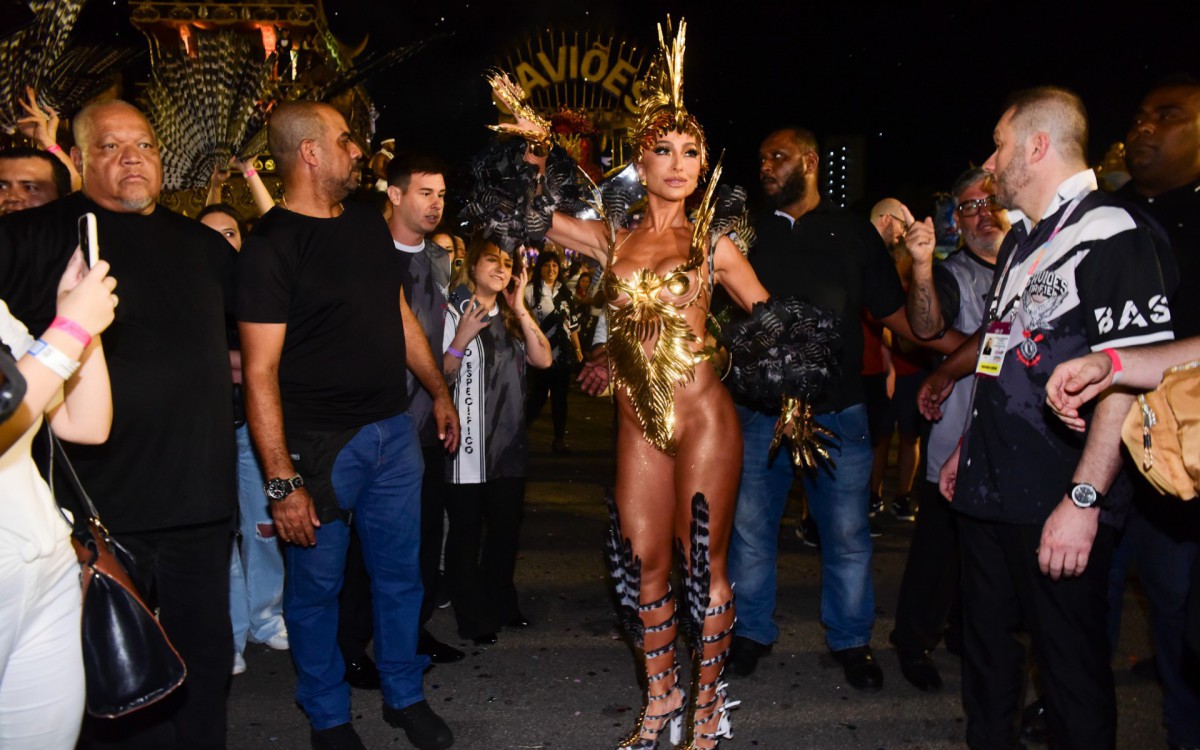 Sabrina Sato na concentra&ccedil;&atilde;o da Gavi&otilde;es da Fiel