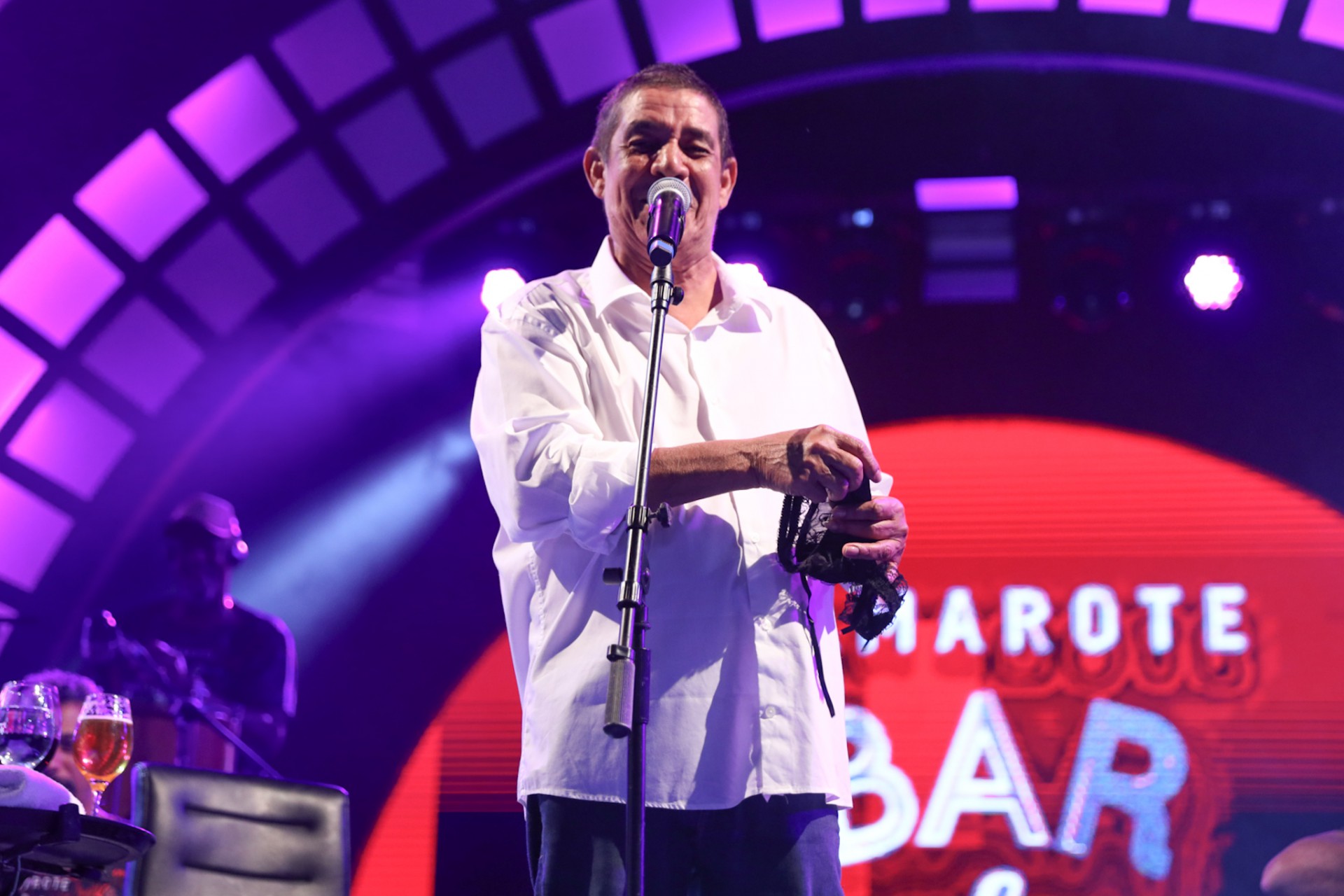 Zeca Pagodinho ganha calcinha de fã durante show em camarote na Sapucaí - Ag. News