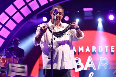 Zeca Pagodinho ganha calcinha de fã em show em camarote na Sapucaí