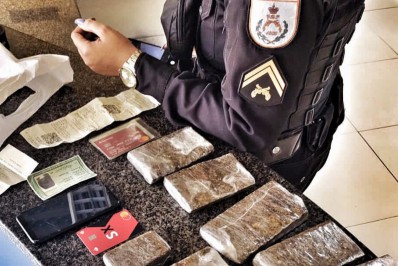 Mulher é presa com 1 kg de maconha dentro de ônibus em Valença