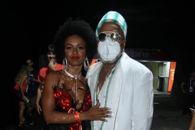 Ex-BBB Natália encontra Carlinhos Brown na Sapucaí