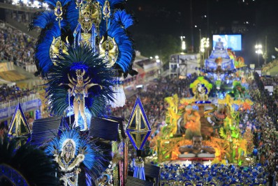 Vila emociona com homenagem a Martinho e entra na briga pelo título