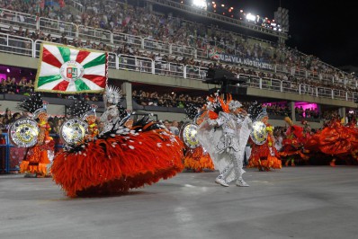 Pulo de alegria: folião pode ter dois carnavais no ano
