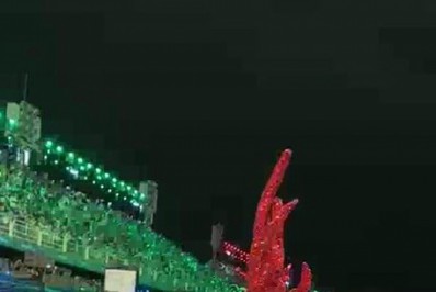 Ao lado de Diogo Nogueira, Paolla Oliveira levanta o público na Avenida