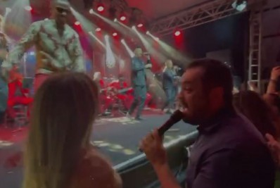 Governador canta com Alexandre Pires em camarote na Sapucaí