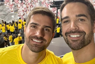 Eduardo Leite curte desfile na Sapucaí ao lado do namorado