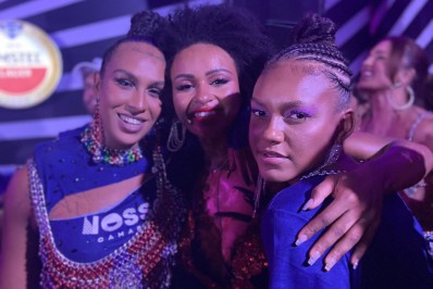 Linn da Quebrada, Natália e Jessilane posam juntinhas na Marquês de Sapucaí e fãs vibram