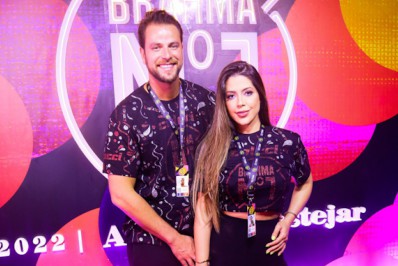 Casal top! Ex-BBBs Gustavo e Lais posam abraçadinhos em camarote