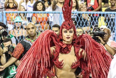 Caracterizada como Pombagira, Paolla Oliveira surge exuberante na Sapucaí