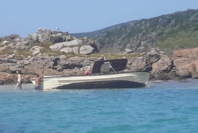 Lancha afunda na Ilha do Pontal, em Arraial do Cabo