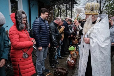 Ucranianos celebram Páscoa ortodoxa em meio a disparos de artilharia