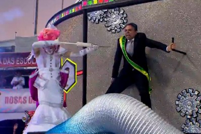 Jair Bolsonaro toma vacina contra a Covid-19 e vira jacaré em desfile da Rosas de Ouro