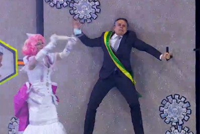 Jair Bolsonaro toma vacina contra a Covid-19 e vira jacaré em desfile da Rosas de Ouro