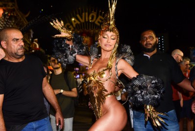 Sabrina Sato mostra sua fantasia na concentração da Gaviões da Fiel