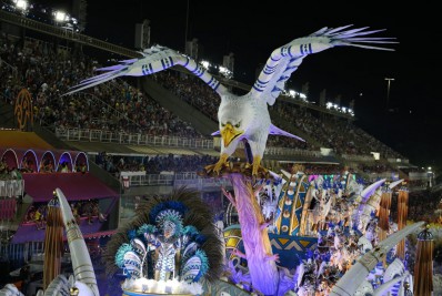 Alegorias grandiosas chamam atenção em desfile da Portela