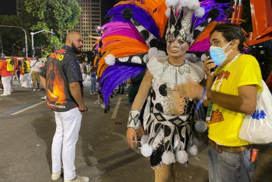 David Brazil fala sobre voltar a desfilar na Grande Rio após dois anos de pandemia: 'Eu estou muito feliz'