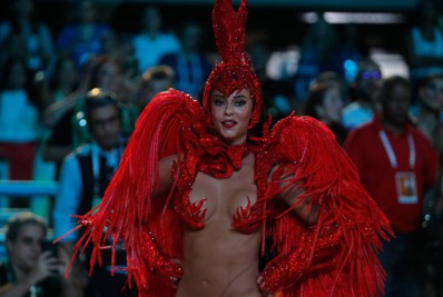 Paolla Oliveira, rainha de bateria da Grande Rio, comemora sucesso da escola na Avenida