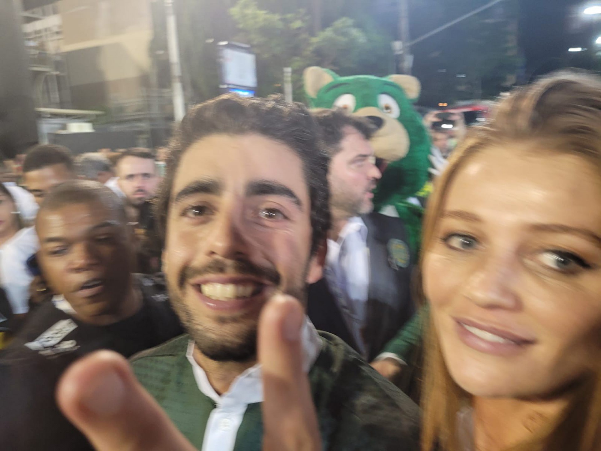 Pedro Scooby desfila como parte da diretoria da Mocidade Independente de Padre Miguel ao lado da mulher, Cintia Dicker - Beatriz Perez / O DIA