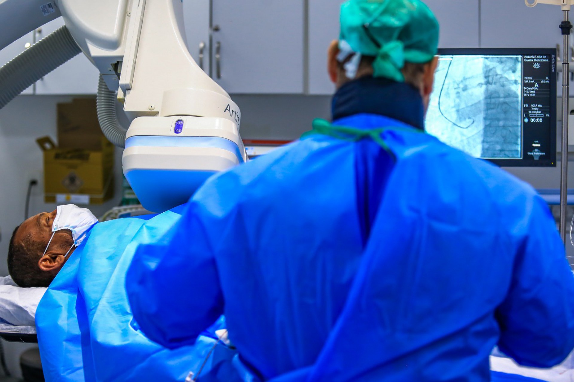 O paciente &eacute; avaliado, faz todos os exames e depois, se necess&aacute;rio, faz o cateterismo - Rafael Barreto / PMBR