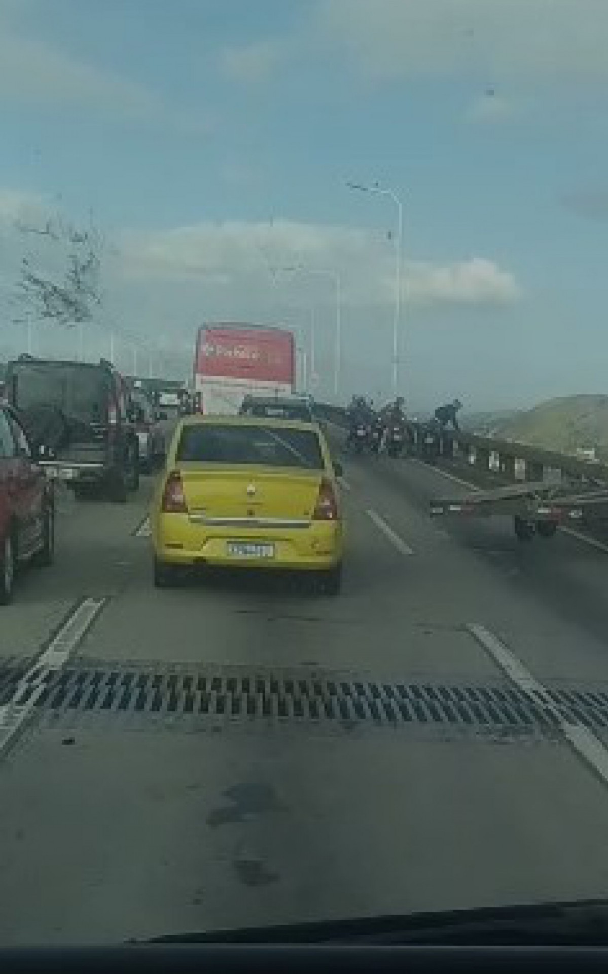 Motorista confunde reboque que se desprendeu com queda de caminh&atilde;o