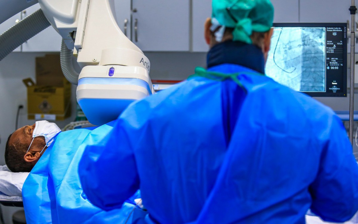 O paciente &eacute; avaliado, faz todos os exames e depois, se necess&aacute;rio, faz o cateterismo