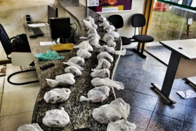 PM prende trio com quase 2 mil sacolés de cocaína em Piraí