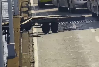 Carretinha reboque se desprende de carro e fica presa à mureta da Ponte Rio-Niterói