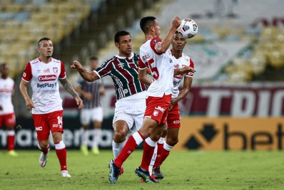 Torcedores do Unión Santa Fe marcam presença em torno do Maracanã para duelo com o Fluminense