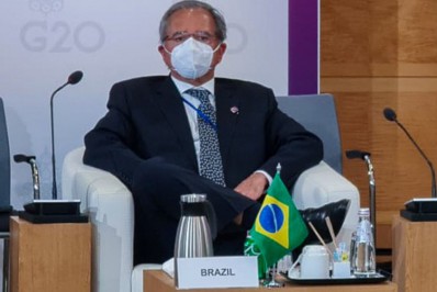 Guedes testa positivo para a covid-19 e apresenta sintomas leves