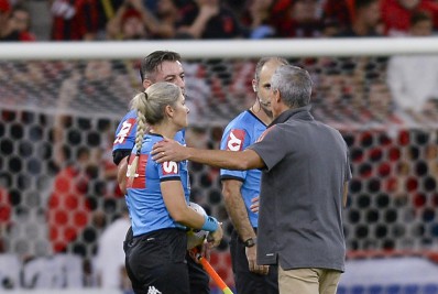 Juiz informa que atacante do Flamengo foi atingido por objeto disparado pela torcida do Athletico