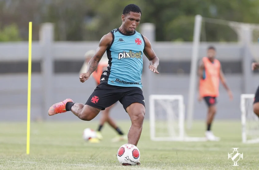 Após sentir dores na coxa, Juninho pode retornar ao Vasco na próxima semana