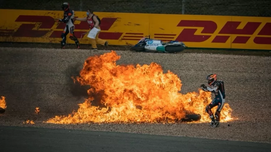 Vídeo! Grande acidente na Moto2 envolve oito pilotos e até mesmo explosão de motos