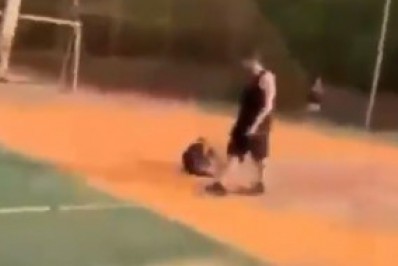 Adolescente é agredido com pontapés em quadra de esporte por causa de assobio