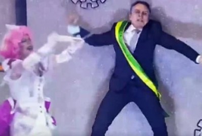'Jurado' Bolsonaro detona desfile da Rosas de Ouros ao ser 'transformado' em jacaré após vacina