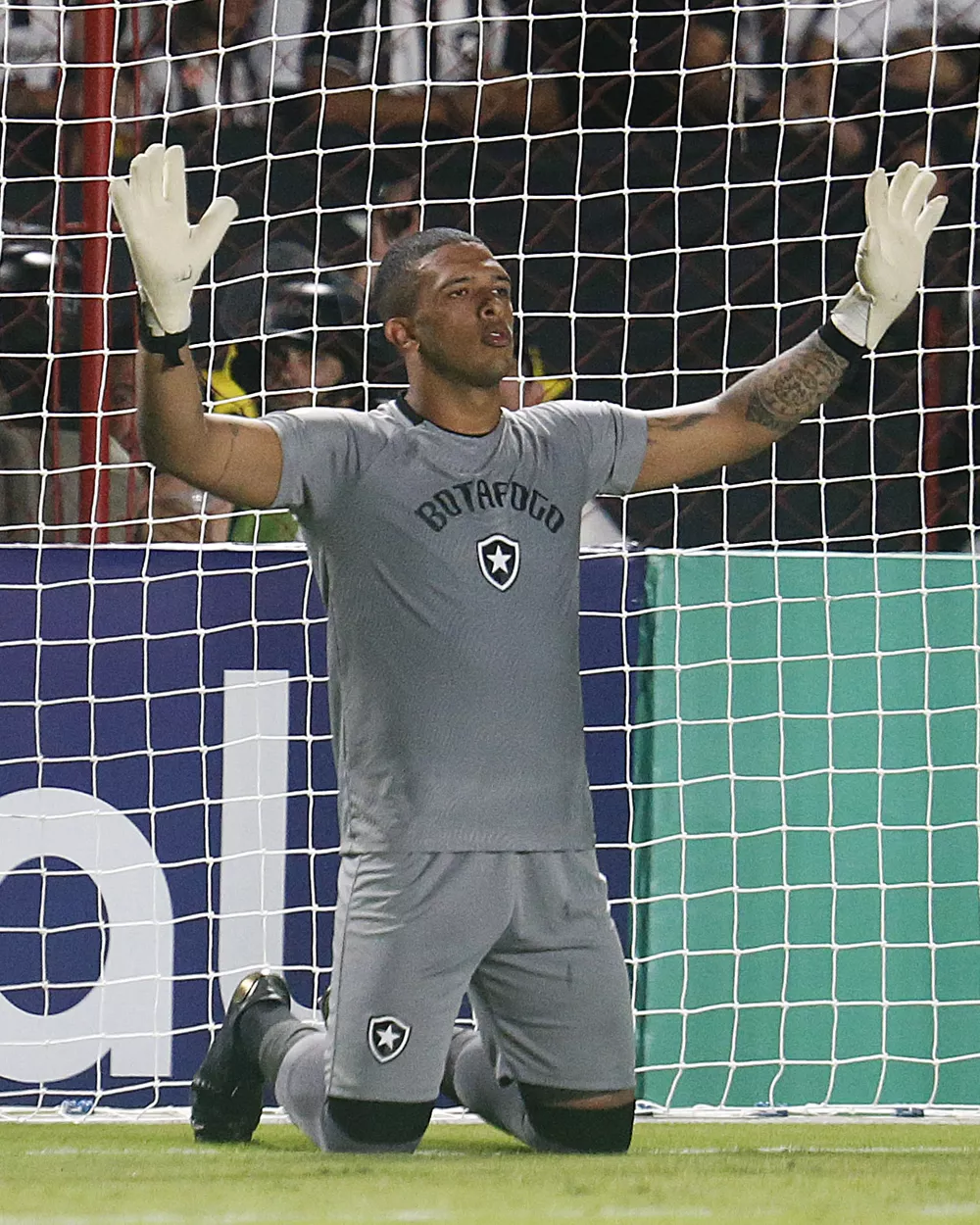 Após falha em empate do Botafogo, Diego Loureiro recebe apoio de Gatito, Castro e Textor