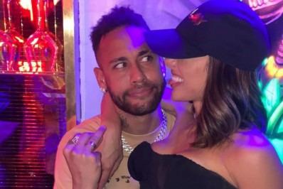 Tá ficando sério! Neymar exibe aliança de compromisso em foto na web