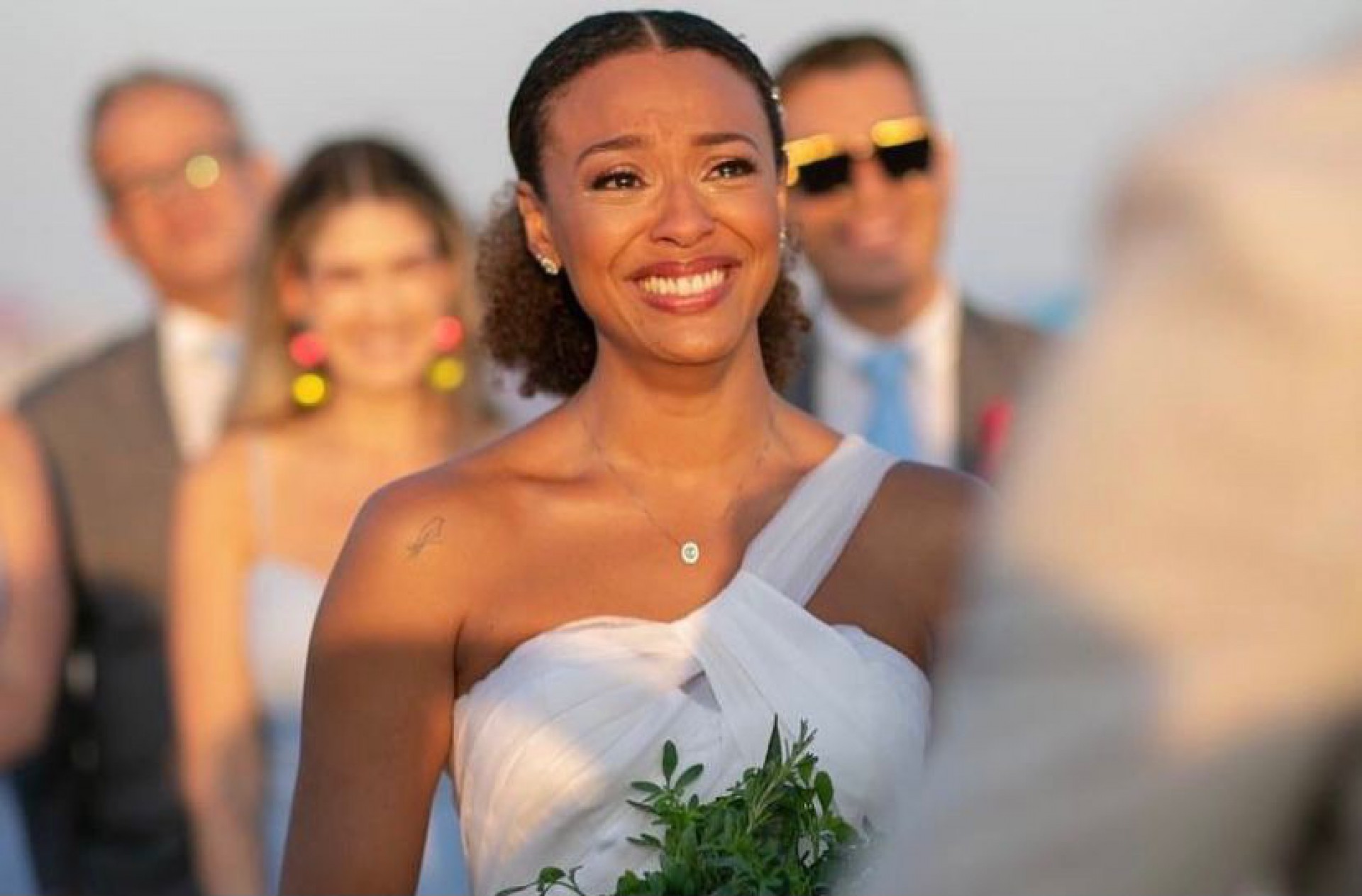 Atriz aparece emocionada nos cliques da cerimônia - Reprodução / Instagram