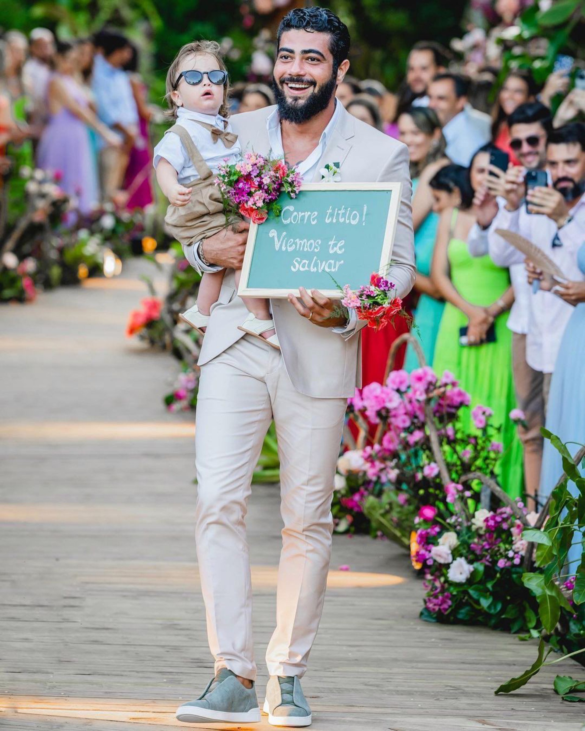Henrique entrou com o filho Miguel no colo e uma brincadeira para o noivo - Reprodução